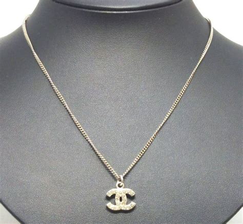 collana logo chanel